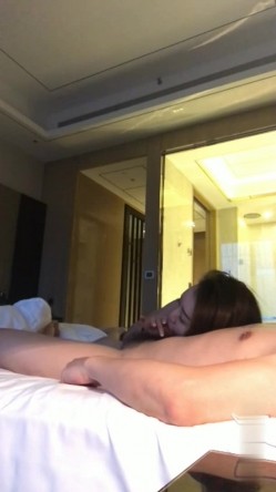 欠债20万的广州网红脸人妻和老相好边做边聊 抓住大奶子射到她最深处 截图8