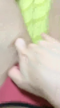 模特小骚货，躲在卧室中逼里面塞个跳蛋，自慰脱了内裤全是骚水，椅子上抠逼自慰小蝴蝶上全是淫水 截图4
