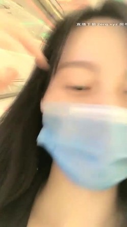 骚女户外商场卫生间露出，跳蛋塞逼试衣间拨开内裤再厕所揉奶自摸 截图8