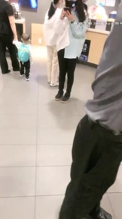 骚女户外商场卫生间露出，跳蛋塞逼试衣间拨开内裤再厕所揉奶自摸 截图9