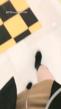 骚女户外商场卫生间露出，跳蛋塞逼试衣间拨开内裤再厕所揉奶自摸 截图15