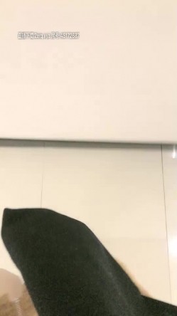 骚女户外商场卫生间露出，跳蛋塞逼试衣间拨开内裤再厕所揉奶自摸 截图16