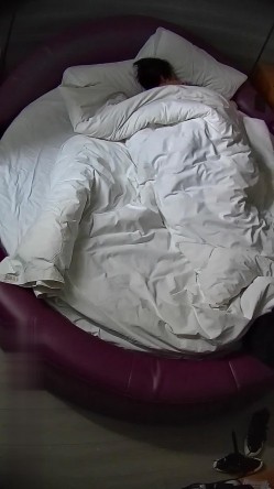 酒店偷拍 ️年轻情侣气质甜美女友精致的小嘴爱吃男友JJ被操两场次 截图9