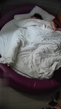 酒店偷拍 ️年轻情侣气质甜美女友精致的小嘴爱吃男友JJ被操两场次 截图10