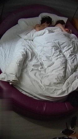 酒店偷拍 ️年轻情侣气质甜美女友精致的小嘴爱吃男友JJ被操两场次 截图12