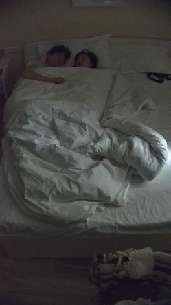 酒店偷拍 反差婊戴眼镜的骚女换开档黑丝和女仆装和男友尽情做爱 截图1