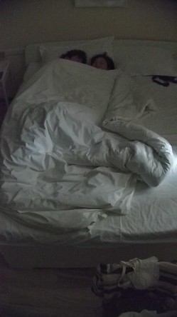 酒店偷拍 反差婊戴眼镜的骚女换开档黑丝和女仆装和男友尽情做爱 截图2