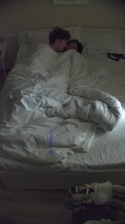 酒店偷拍 反差婊戴眼镜的骚女换开档黑丝和女仆装和男友尽情做爱 截图3