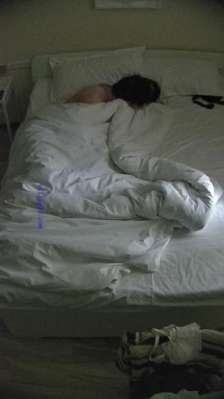 酒店偷拍 反差婊戴眼镜的骚女换开档黑丝和女仆装和男友尽情做爱 截图5