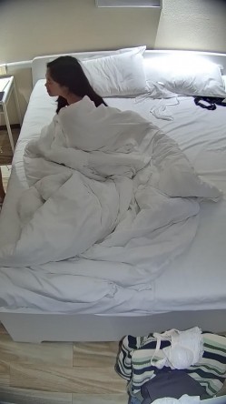 酒店偷拍 反差婊戴眼镜的骚女换开档黑丝和女仆装和男友尽情做爱 截图8