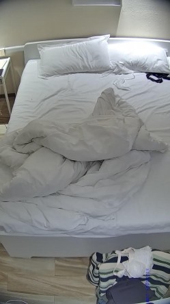 酒店偷拍 反差婊戴眼镜的骚女换开档黑丝和女仆装和男友尽情做爱 截图11