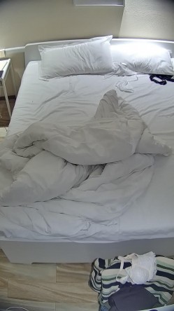 酒店偷拍 反差婊戴眼镜的骚女换开档黑丝和女仆装和男友尽情做爱 截图12