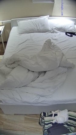 酒店偷拍 反差婊戴眼镜的骚女换开档黑丝和女仆装和男友尽情做爱 截图13