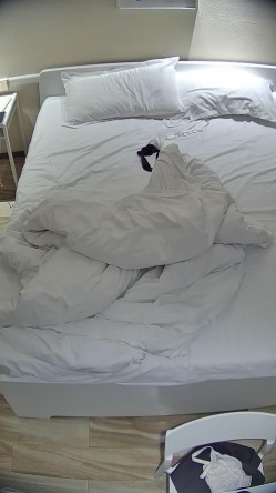 酒店偷拍 反差婊戴眼镜的骚女换开档黑丝和女仆装和男友尽情做爱 截图15
