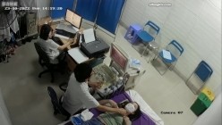 黑客破解医院妇科监控摄像头偷拍 男医生做B超阴超磨蹭温柔插入眼镜少妇不好意思看 截图1
