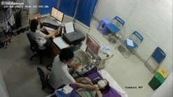 黑客破解医院妇科监控摄像头偷拍 男医生做B超阴超磨蹭温柔插入眼镜少妇不好意思看 截图2
