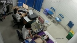 黑客破解医院妇科监控摄像头偷拍 男医生做B超阴超磨蹭温柔插入眼镜少妇不好意思看 截图3