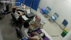黑客破解医院妇科监控摄像头偷拍 男医生做B超阴超磨蹭温柔插入眼镜少妇不好意思看 截图4