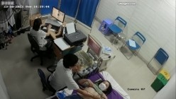 黑客破解医院妇科监控摄像头偷拍 男医生做B超阴超磨蹭温柔插入眼镜少妇不好意思看 截图5
