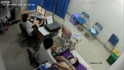 黑客破解医院妇科监控摄像头偷拍 男医生做B超阴超磨蹭温柔插入眼镜少妇不好意思看 截图7