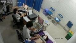 黑客破解医院妇科监控摄像头偷拍 男医生做B超阴超磨蹭温柔插入眼镜少妇不好意思看 截图9
