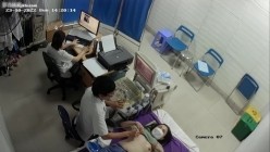 黑客破解医院妇科监控摄像头偷拍 男医生做B超阴超磨蹭温柔插入眼镜少妇不好意思看 截图10
