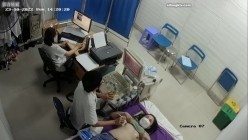 黑客破解医院妇科监控摄像头偷拍 男医生做B超阴超磨蹭温柔插入眼镜少妇不好意思看 截图11