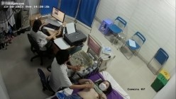 黑客破解医院妇科监控摄像头偷拍 男医生做B超阴超磨蹭温柔插入眼镜少妇不好意思看 截图12