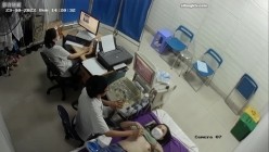 黑客破解医院妇科监控摄像头偷拍 男医生做B超阴超磨蹭温柔插入眼镜少妇不好意思看 截图13