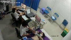 黑客破解医院妇科监控摄像头偷拍 男医生做B超阴超磨蹭温柔插入眼镜少妇不好意思看 截图14