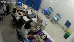 黑客破解医院妇科监控摄像头偷拍 男医生做B超阴超磨蹭温柔插入眼镜少妇不好意思看 截图15