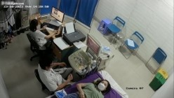 黑客破解医院妇科监控摄像头偷拍 男医生做B超阴超磨蹭温柔插入眼镜少妇不好意思看 截图16