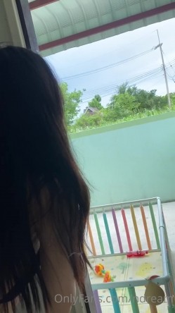 泰国纯天然反差少妇「dream」OF日常露脸性爱私拍 野外、阳台、车震、门口啪啪 现实OL网上母狗 截图7