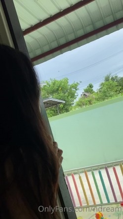 泰国纯天然反差少妇「dream」OF日常露脸性爱私拍 野外、阳台、车震、门口啪啪 现实OL网上母狗 截图8