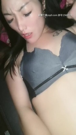 跟骚逼少妇玩个车震，这娘们好骚啊露脸让大哥玩逼无套抽插，大鸡巴干着还要自己拿道具玩阴蒂，高潮喷水好湿 截图4