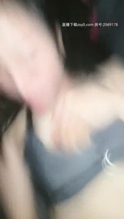 跟骚逼少妇玩个车震，这娘们好骚啊露脸让大哥玩逼无套抽插，大鸡巴干着还要自己拿道具玩阴蒂，高潮喷水好湿 截图5