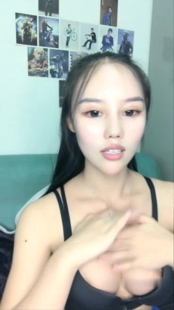 高颜值爆乳妹子给炮友口交再瑜伽垫上全裸一字马 卫生间尿尿扣逼自慰 截图5