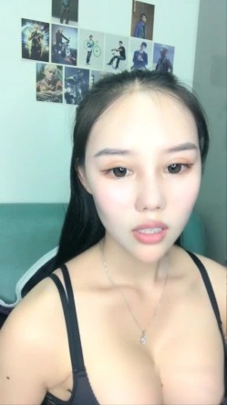高颜值爆乳妹子给炮友口交再瑜伽垫上全裸一字马 卫生间尿尿扣逼自慰 截图6
