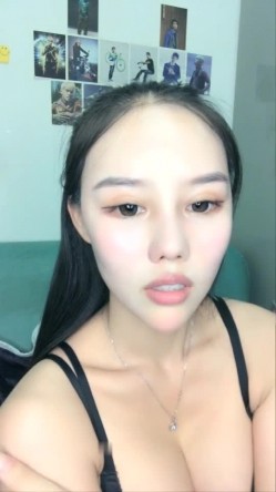 高颜值爆乳妹子给炮友口交再瑜伽垫上全裸一字马 卫生间尿尿扣逼自慰 截图7