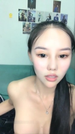 高颜值爆乳妹子给炮友口交再瑜伽垫上全裸一字马 卫生间尿尿扣逼自慰 截图9