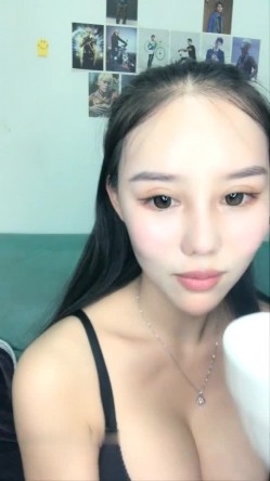 高颜值爆乳妹子给炮友口交再瑜伽垫上全裸一字马 卫生间尿尿扣逼自慰 截图10