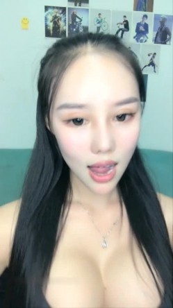 高颜值爆乳妹子给炮友口交再瑜伽垫上全裸一字马 卫生间尿尿扣逼自慰 截图11