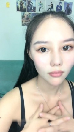 高颜值爆乳妹子给炮友口交再瑜伽垫上全裸一字马 卫生间尿尿扣逼自慰 截图12