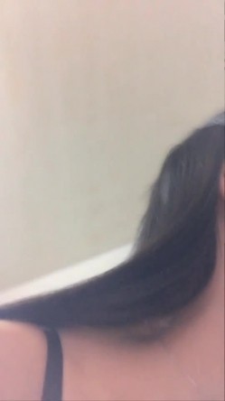 高颜值爆乳妹子给炮友口交再瑜伽垫上全裸一字马 卫生间尿尿扣逼自慰 截图14
