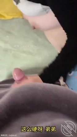 乱伦大神【嫂子的致命诱惑】收费钻石贴，后入大奶子嫂子把精液都射在了嫂子的蜜臀上 截图4