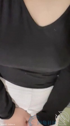乱伦大神【嫂子的致命诱惑】收费钻石贴，后入大奶子嫂子把精液都射在了嫂子的蜜臀上 截图6