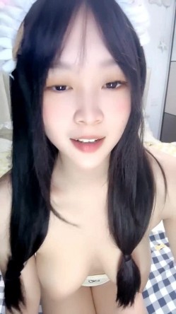 极品学妹全程露脸奶大肤白颜值高，玩弄电动假鸡巴插入骚穴，呻吟可射表情好骚，撅着屁股求草，自己舔淫水 截图13