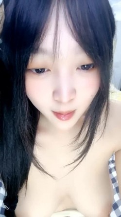极品学妹全程露脸奶大肤白颜值高，玩弄电动假鸡巴插入骚穴，呻吟可射表情好骚，撅着屁股求草，自己舔淫水 截图16