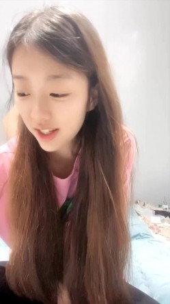 大美妞直播直接让小哥扒光衣服干了，全程露脸深喉草嘴，吃奶舔逼抠骚穴，激情上位后入抽插表情好骚呻吟可射 截图1