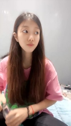 大美妞直播直接让小哥扒光衣服干了，全程露脸深喉草嘴，吃奶舔逼抠骚穴，激情上位后入抽插表情好骚呻吟可射 截图2